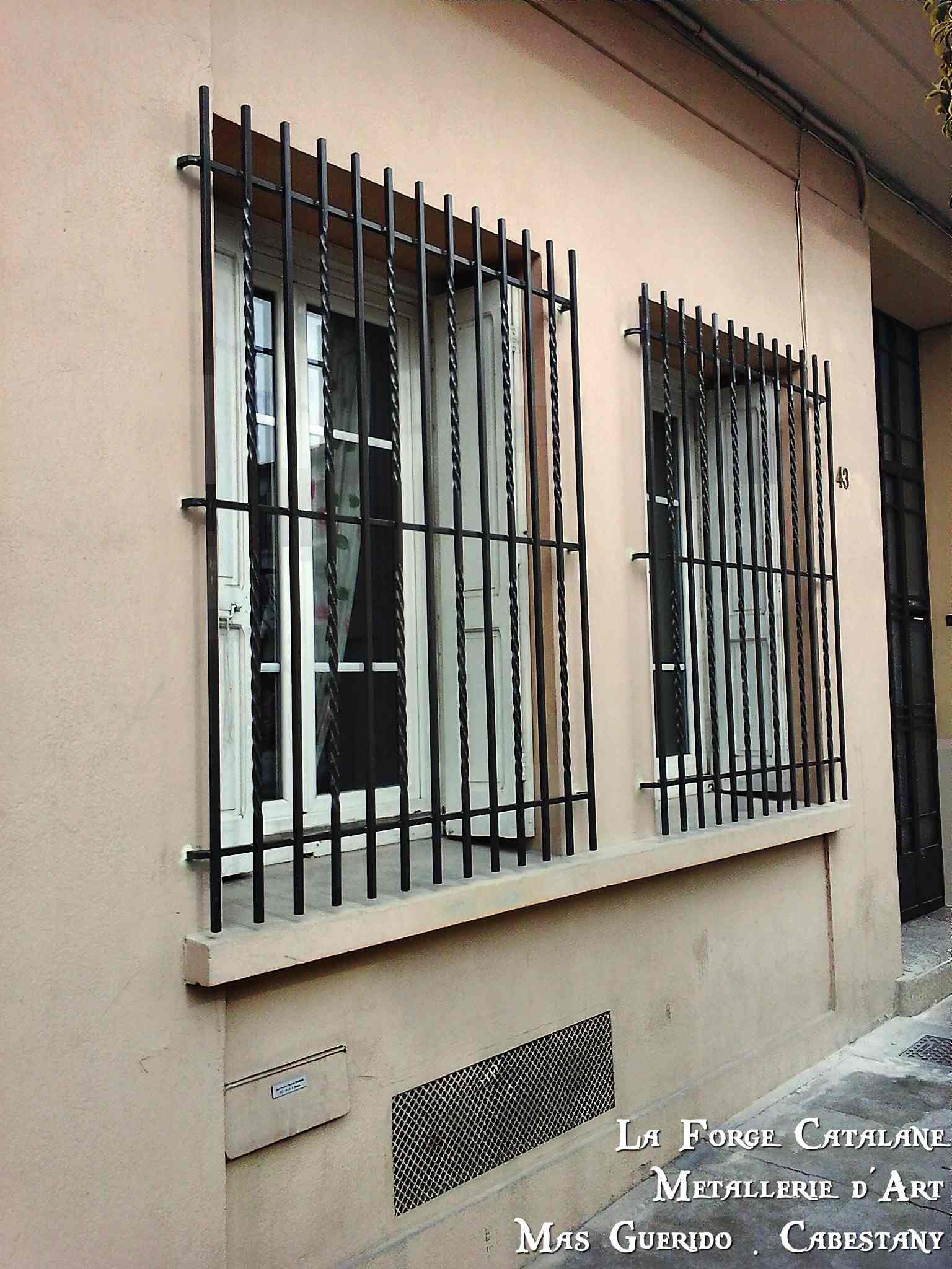 grille de protection barreaudage simple carre 16 1 droit 1 torsade forge catalane.jpg